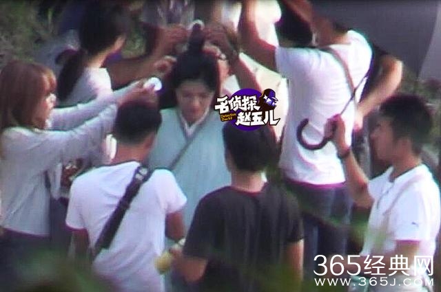 娜扎为鹿晗擦汗片场险走光 小鹿踢球贴心安慰摔倒队员