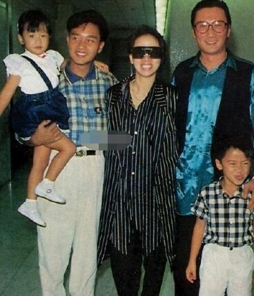 谢霆锋从小就是集邮天王 抱他的人都是巨星