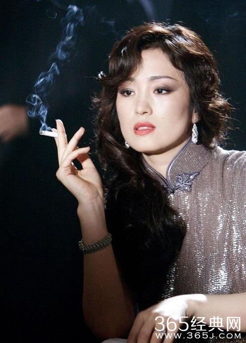 女神抽烟你见过吗？周迅吞云吐雾太惊艳，赵丽颖反差太大