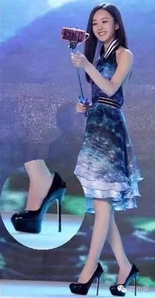 相比邓紫棋的穿着，更尴尬的是赵丽颖的脚和鞋子