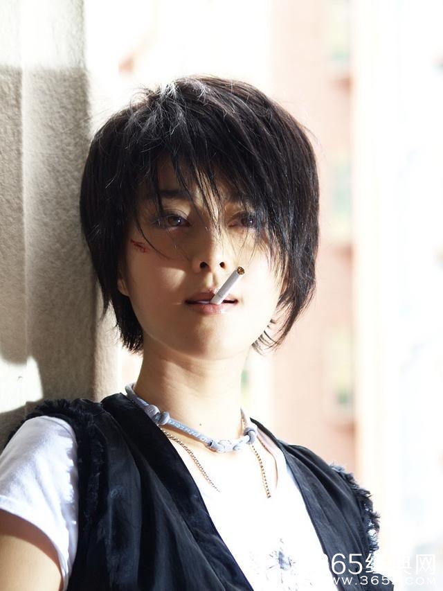 女神抽烟你见过吗？周迅吞云吐雾太惊艳，赵丽颖反差太大