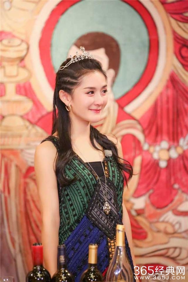 女神也有公主梦！刘嘉玲陈乔恩头戴皇冠美如画