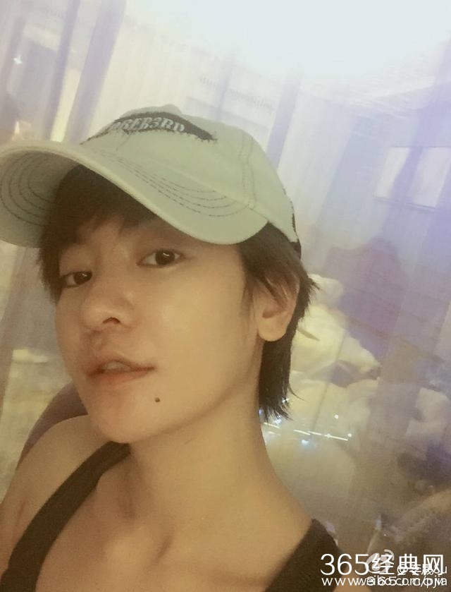 李晟发自拍，网友提问难道夫妻就必有夫妻相？第一张怎么这么怪？