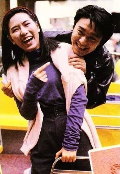 朱茵晒“牵马照”公开怀念周星驰，可他怀念的对象从来都不是她！