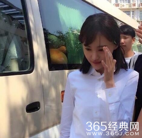 “霸屏女王”郑爽豪车曝光 车内装修布置如同五星级酒店 霸气