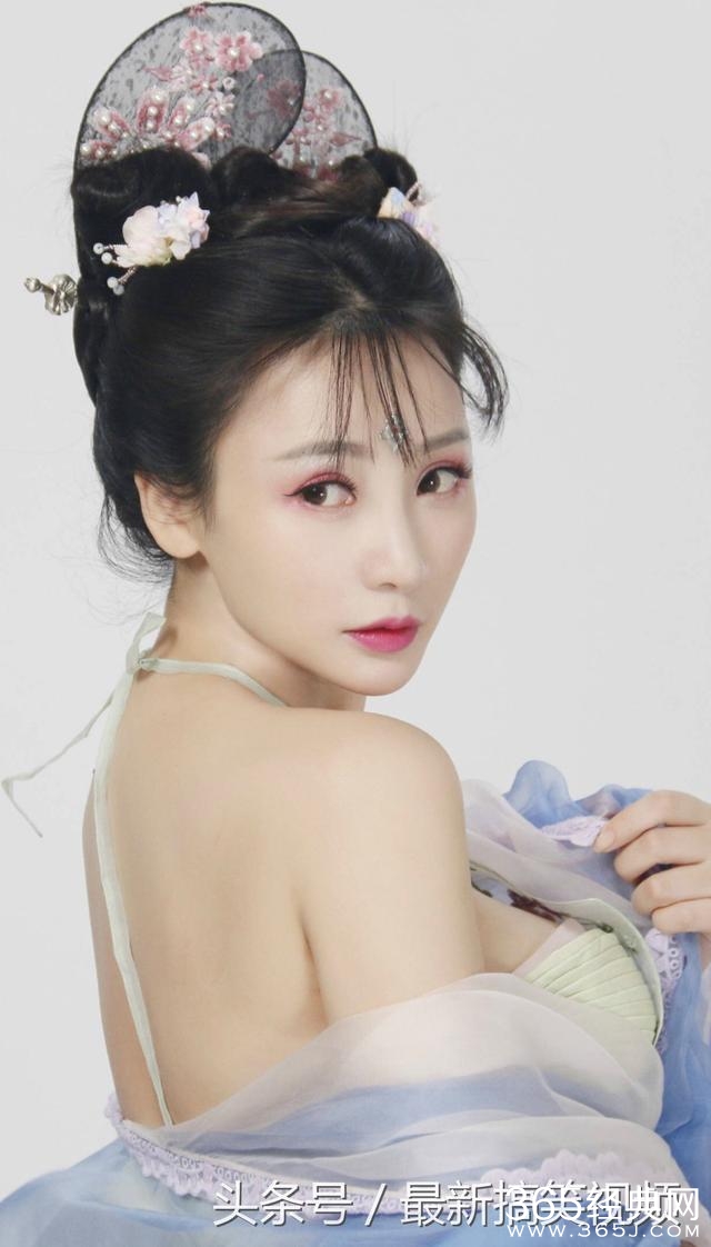 柳岩新剧穿古装肚兜薄纱丰满胸围呼之欲出，网友在古代一定是头牌