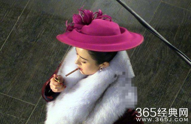 女神抽烟你见过吗？周迅吞云吐雾太惊艳，赵丽颖反差太大