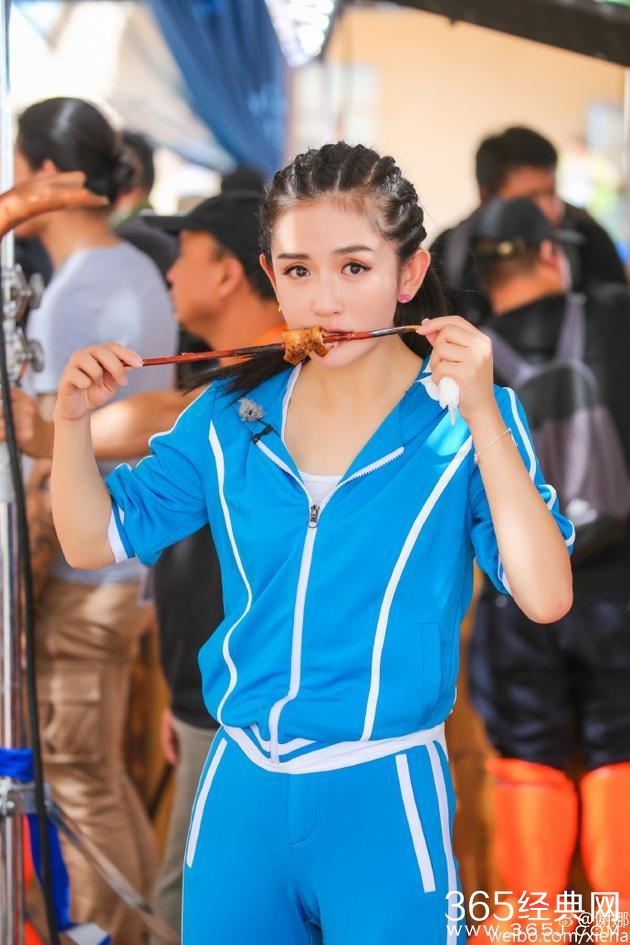 谢娜豪放大口吃烤串 抗议：吃得起劲别拍