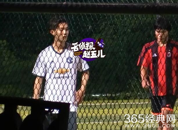 娜扎为鹿晗擦汗片场险走光 小鹿踢球贴心安慰摔倒队员