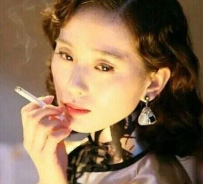 女神抽烟你见过吗？周迅吞云吐雾太惊艳，赵丽颖反差太大