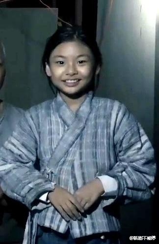 宋仲基新电影《军舰岛》造型首度曝光：满身油渍 反转斯文形像