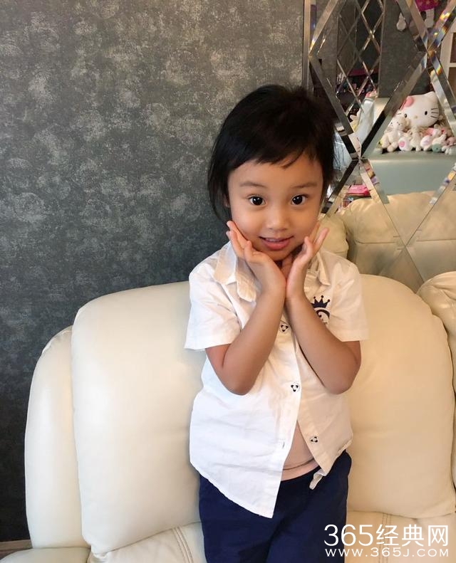 本以为中了甜馨的毒，但剪出来的刘海竟没她好看