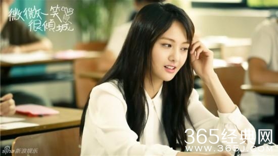 郑爽替粉丝解围称不嫌累，直率得惹人心痛