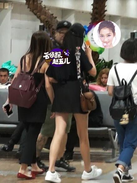 关晓彤口罩遮脸现身机场 身材高挑细长美腿超诱人