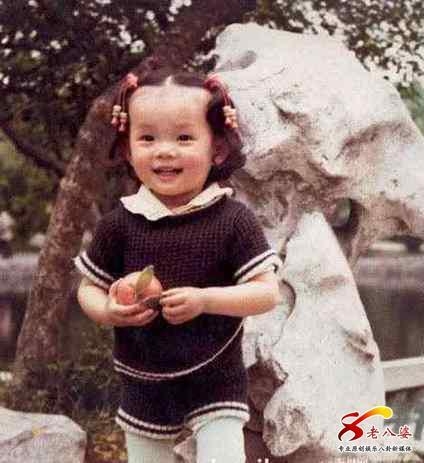 孙俪儿时照曝光 女儿霸王花太像妈妈 又是一个美人坯子