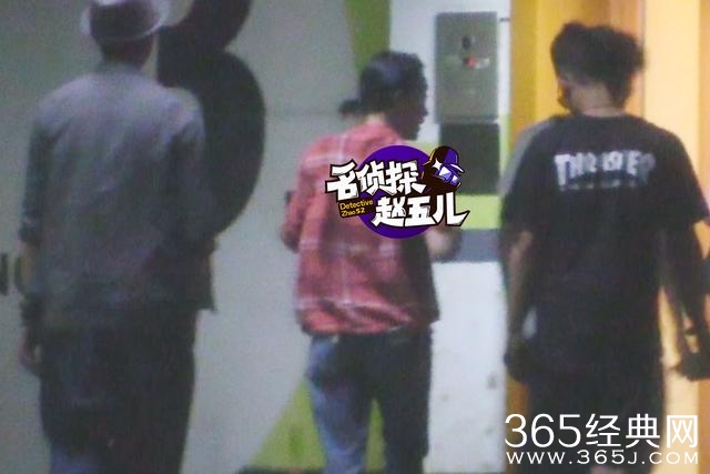 周迅陈坤同返公寓 手揽神秘男不拘小节