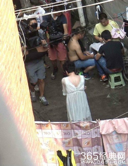 冯绍峰穿蕾丝睡裙现身上海