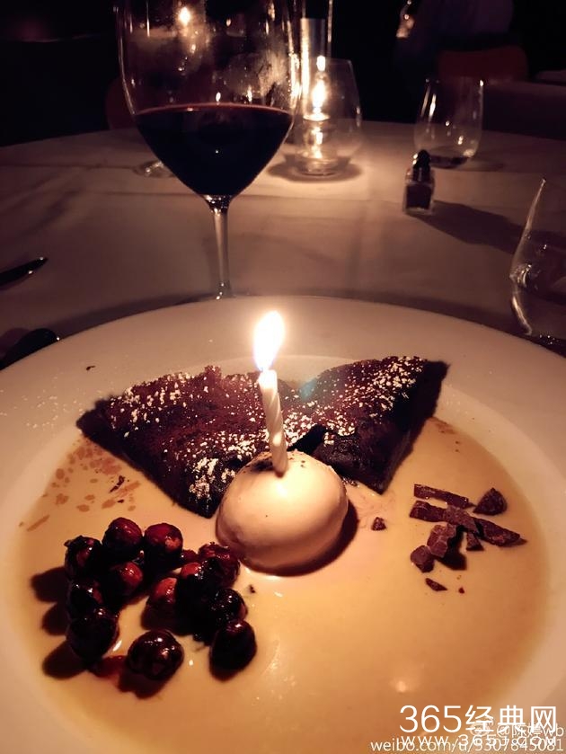 9月30日，张艺谋老婆陈婷发微博为自己庆生，还晒出自己的照片