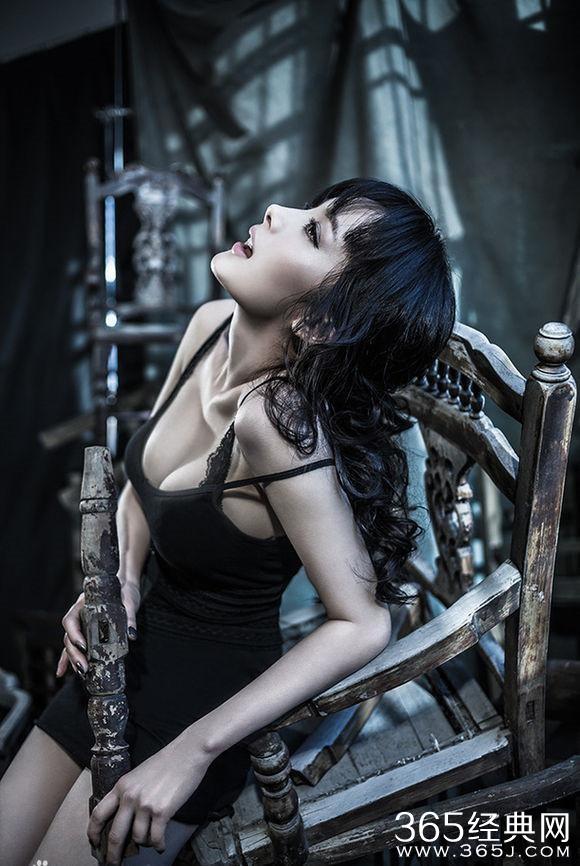 杨幂早年间性感写真，尺度太大！