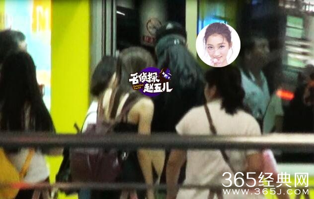 关晓彤口罩遮脸现身机场 身材高挑细长美腿超诱人