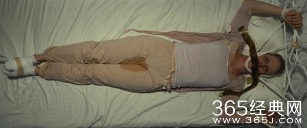 天真儿童的“邪恶面”另母亲瑟瑟发抖，一部用力“够狠”的恐怖片