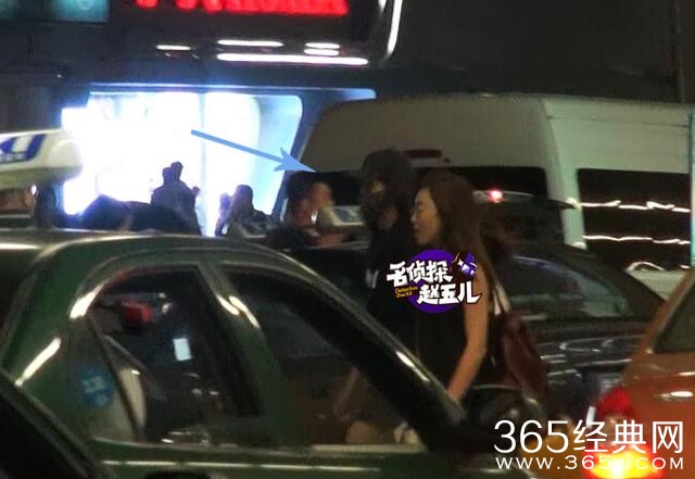 关晓彤口罩遮脸现身机场 身材高挑细长美腿超诱人