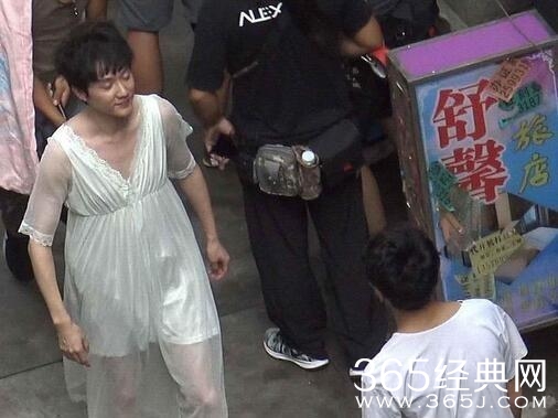 冯绍峰穿蕾丝睡裙现身上海