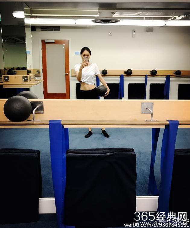 9月30日，张艺谋老婆陈婷发微博为自己庆生，还晒出自己的照片