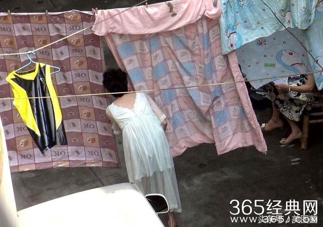 冯绍峰穿蕾丝睡裙现身上海