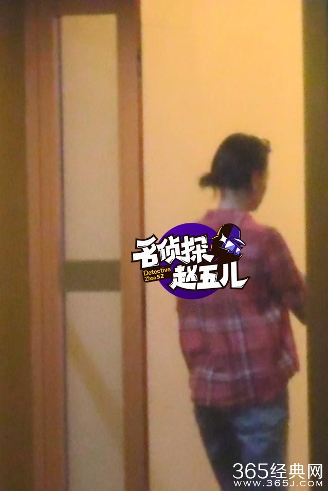 周迅陈坤同返公寓 手揽神秘男不拘小节