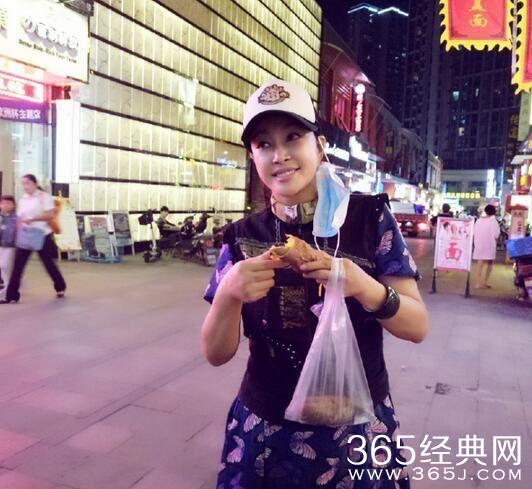 刘晓庆吃路边摊烤红薯！盘点娱乐圈接地气的10大明星