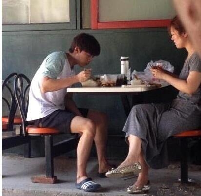 刘晓庆吃路边摊烤红薯！盘点娱乐圈接地气的10大明星