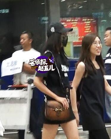 关晓彤口罩遮脸现身机场 身材高挑细长美腿超诱人