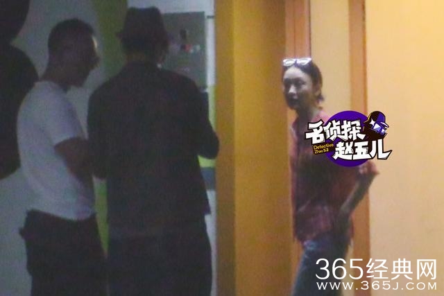 周迅陈坤同返公寓 手揽神秘男不拘小节