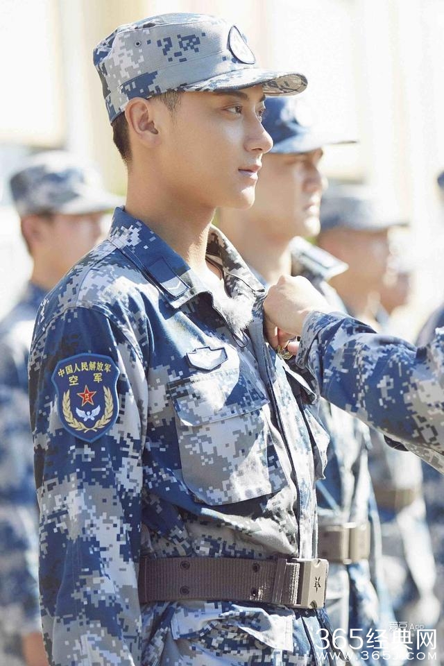 《真男2》首发概念海报 黄子韬神采飞扬展热血面貌