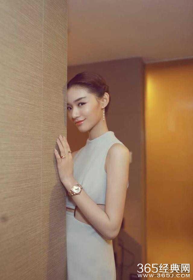 林允外容大变样，表情僵硬，鞋还穿反了？