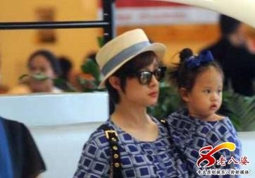 孙俪儿时照曝光 女儿霸王花太像妈妈 又是一个美人坯子