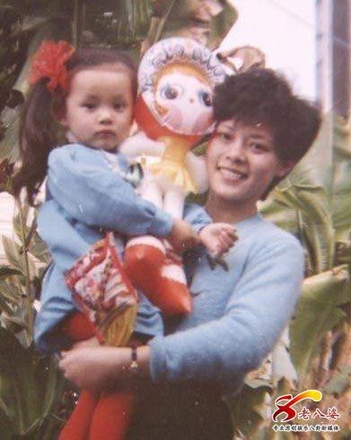 孙俪儿时照曝光 女儿霸王花太像妈妈 又是一个美人坯子