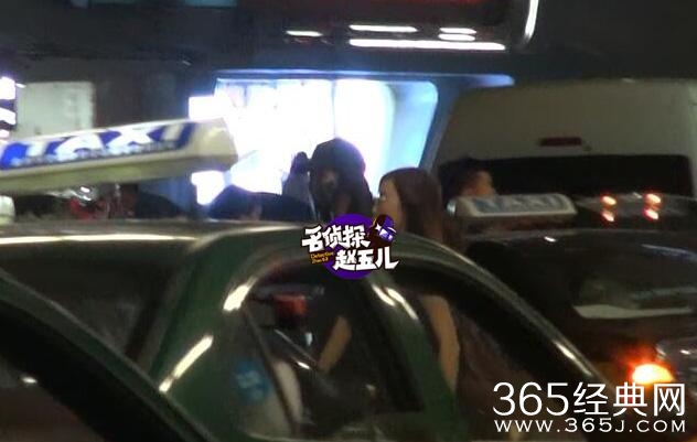 关晓彤口罩遮脸现身机场 身材高挑细长美腿超诱人