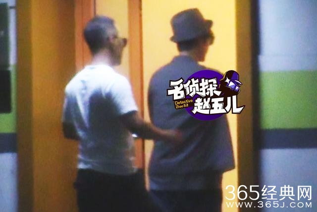 周迅陈坤同返公寓 手揽神秘男不拘小节