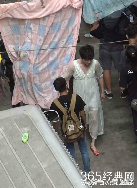 冯绍峰穿蕾丝睡裙现身上海