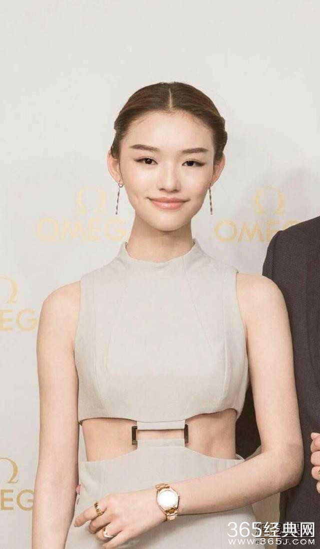 林允外容大变样，表情僵硬，鞋还穿反了？