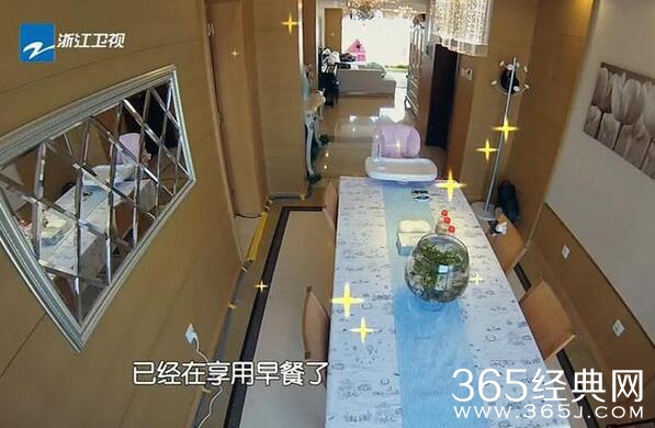 李小璐做饭遭甜馨嫌弃 餐厅曝光 网友：又是一套豪宅？霸气装修
