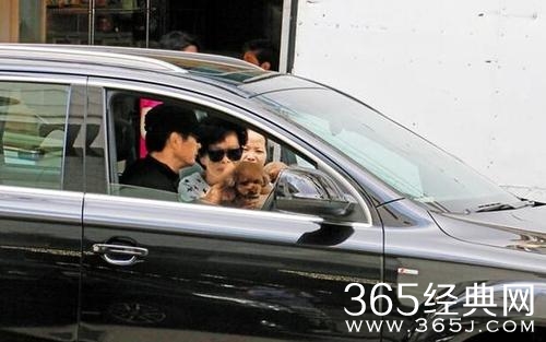 周润发好脾气！遇长辈粉丝耐心合影十分钟