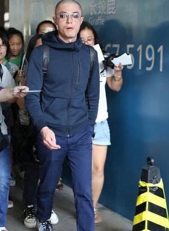 霍建华现身机场，行色匆匆 网友：着急回家陪心如吗？