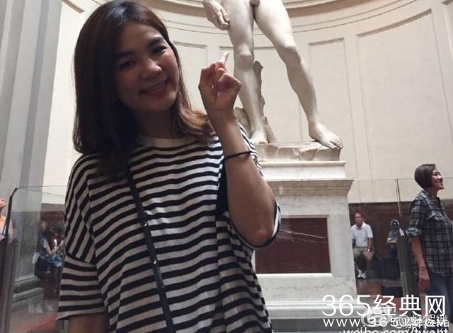 Ella同老公街头高调虐狗！少女变大妈，老公一脸懵逼！