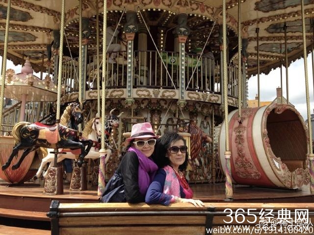 37岁章子怡的母亲生日，母女俩游乐场合照气质出众