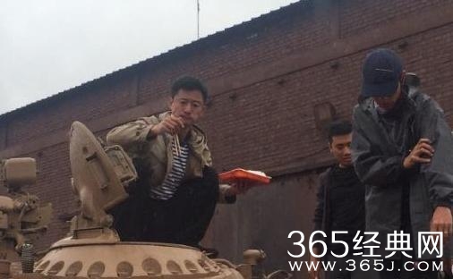 鹿晗娜扎拍戏住4千一晚总统房  吴京蹲地吃盒饭