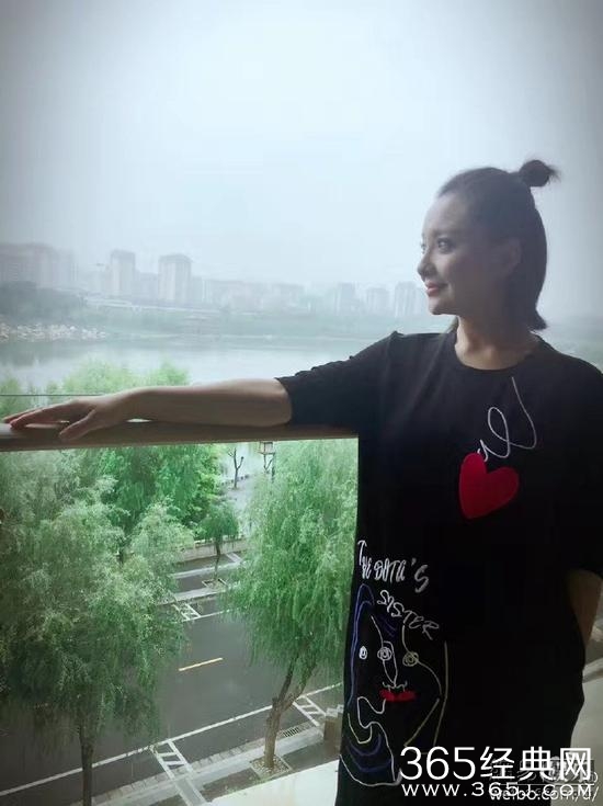 孙茜为肚里宝宝剪掉长发 晒短发照依然美丽