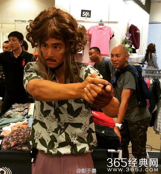 彭于晏说不想靠脸吃饭 晒出八字须的大妈造型